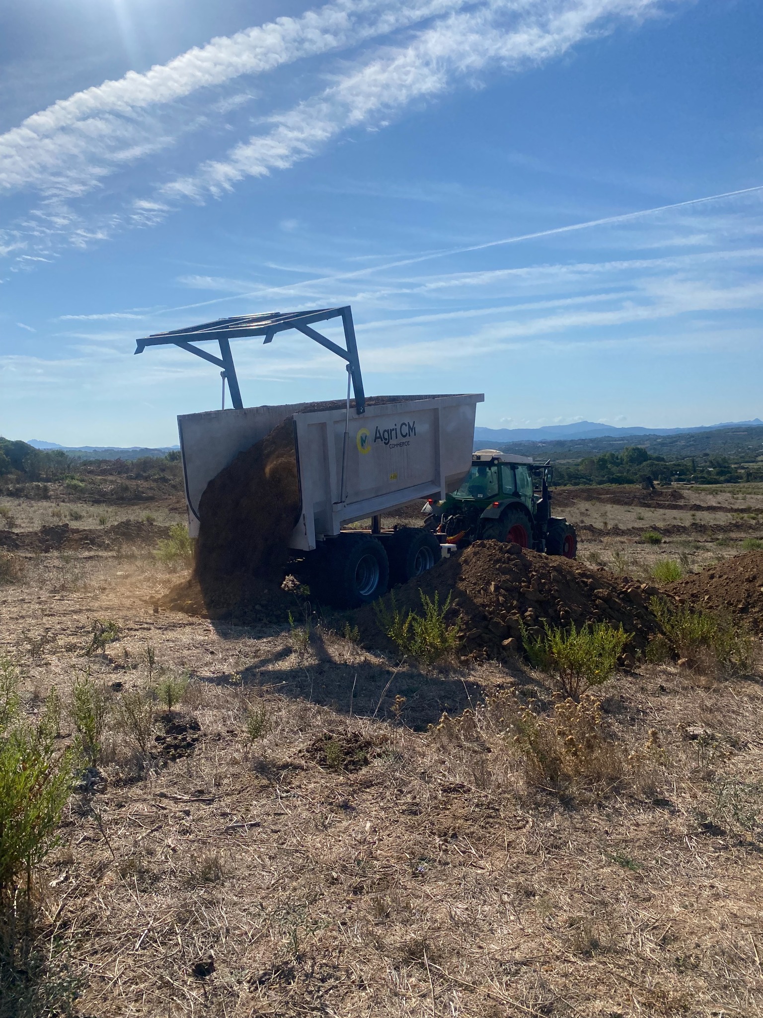 Mezzo agricolo impegnato nel lavoro sul terreno