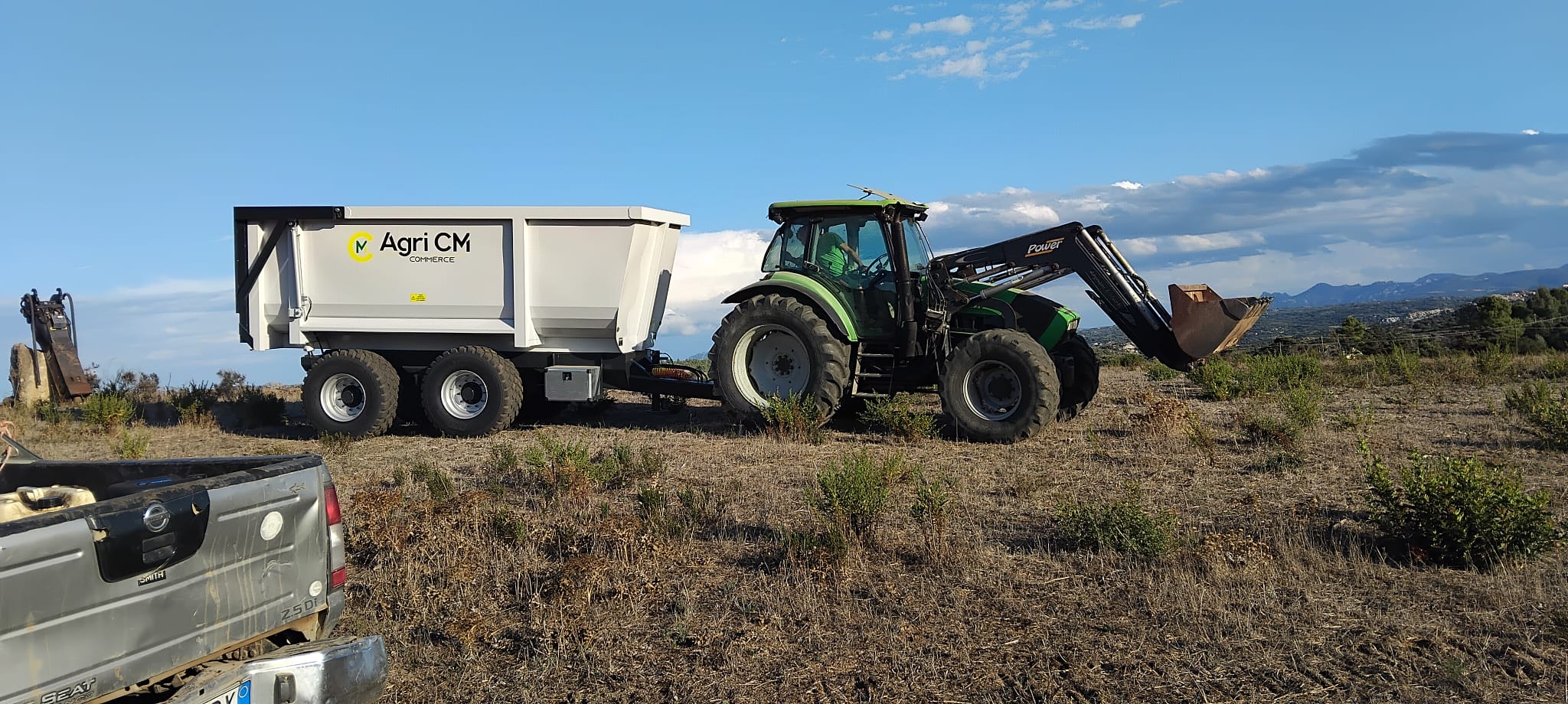 Trattore Agrosarda con rimorchio nel terreno