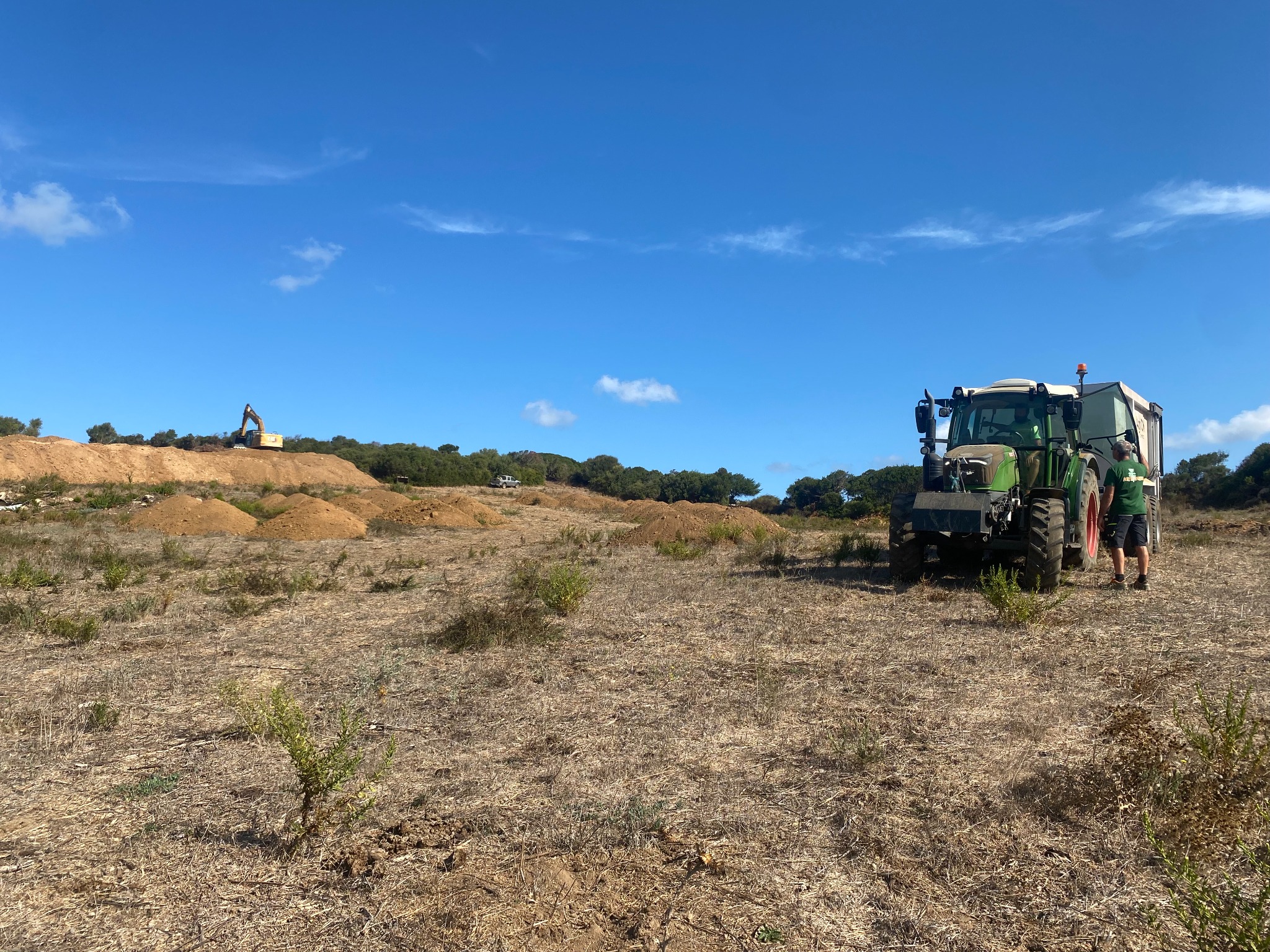 Il terreno prima degli interventi di preparazione, con i mezzi sullo sfondo
